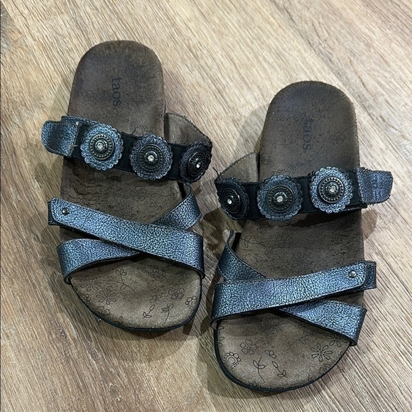 TAOS | Oasis Leather Strappy Silver Metallic Medallion Sandals - Picture 2 of 7